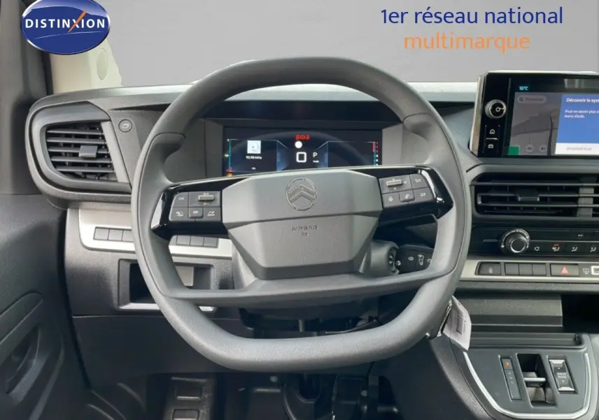 Vue frontale du tableau de bord du Citroën Jumpy cabine approfondie gris titane, volant multifonction et écran tactile visible.