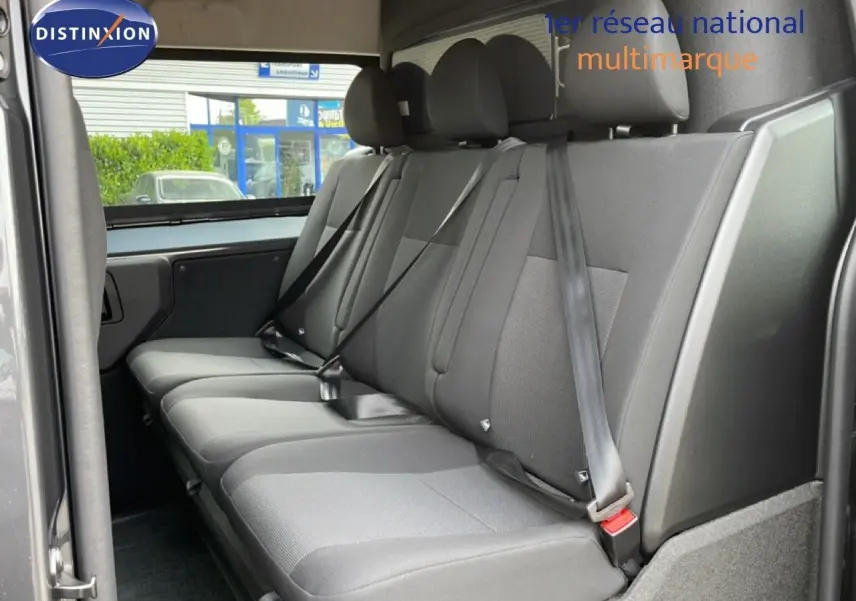 Vue intérieure côté droit montrant la banquette arrière grise tissu du Citroën Jumpy Cabine Approfondie 2026.