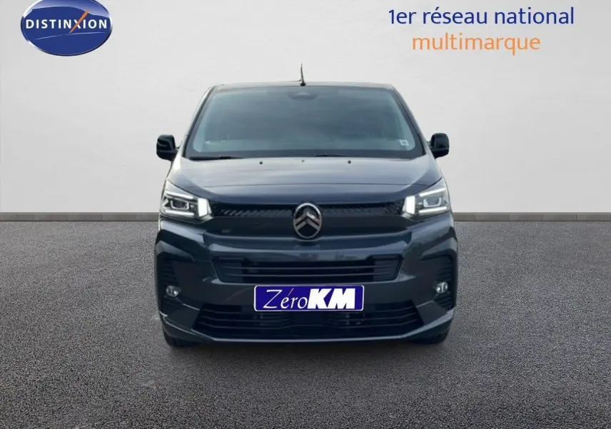 Vue frontale d'un Citroën Jumpy Cabine Approfondie gris titane métal, avec calandre et phares LED visibles.