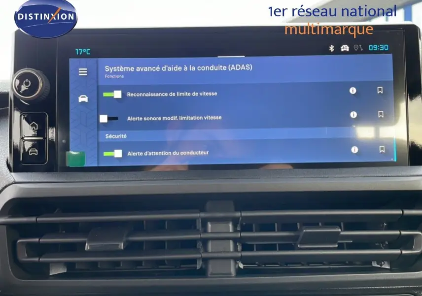Écran tactile du système d'aide à la conduite sur tableau de bord du Citroën Jumpy Cabine Approfondie gris titane.