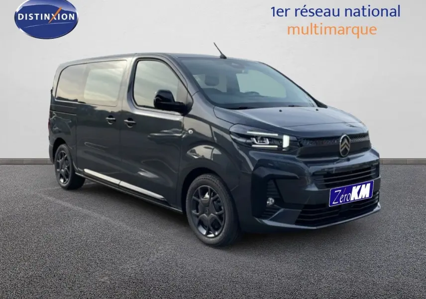 Vue 3/4 avant droit d'un Citroën Jumpy cabine approfondie gris titane métallisé avec calandre noire et jantes foncées.