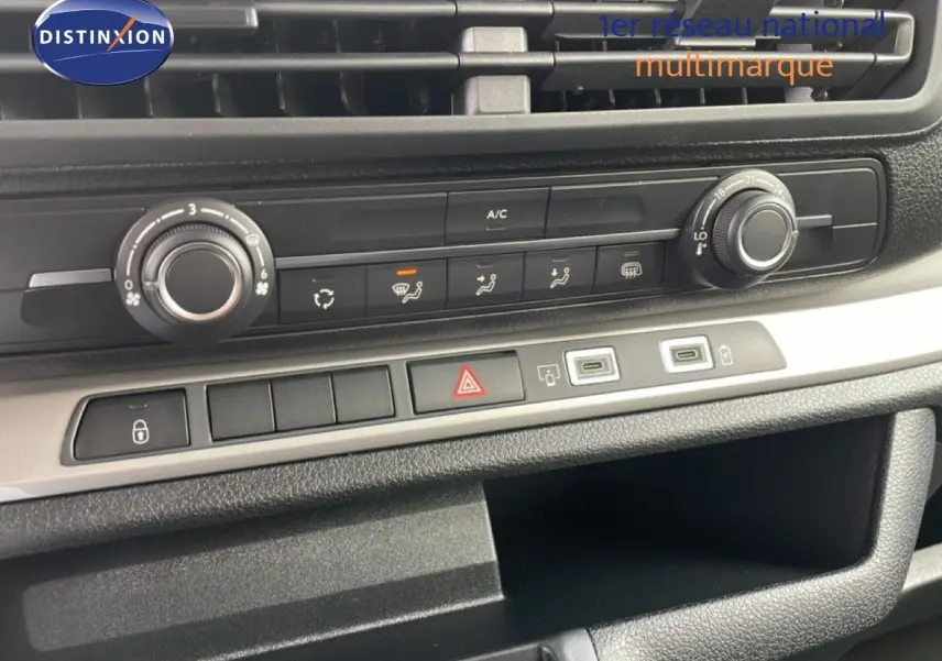 Détail de la console centrale du Citroën Jumpy Cabine Approfondie 2026, avec commandes climatisation et ports USB visibles.