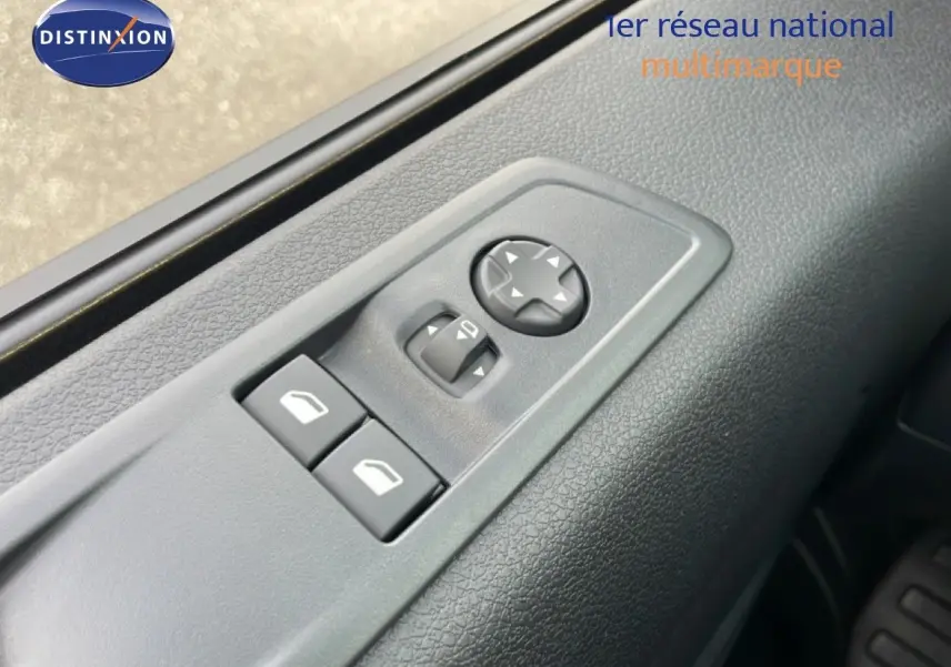 Gros plan sur les commandes de réglage des rétroviseurs et des vitres côté conducteur du Citroën Jumpy gris titane.