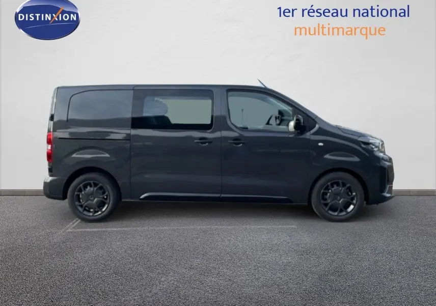 Profil droit d'un Citroën Jumpy cabine approfondie gris titane métal, avec jantes noires et vitres teintées.