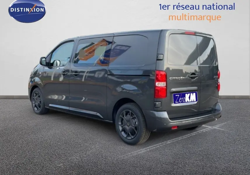 Vue 3/4 arrière droite d'un Citroën Jumpy cabine approfondie gris titane métallisé, avec vitres teintées et jantes sombres.