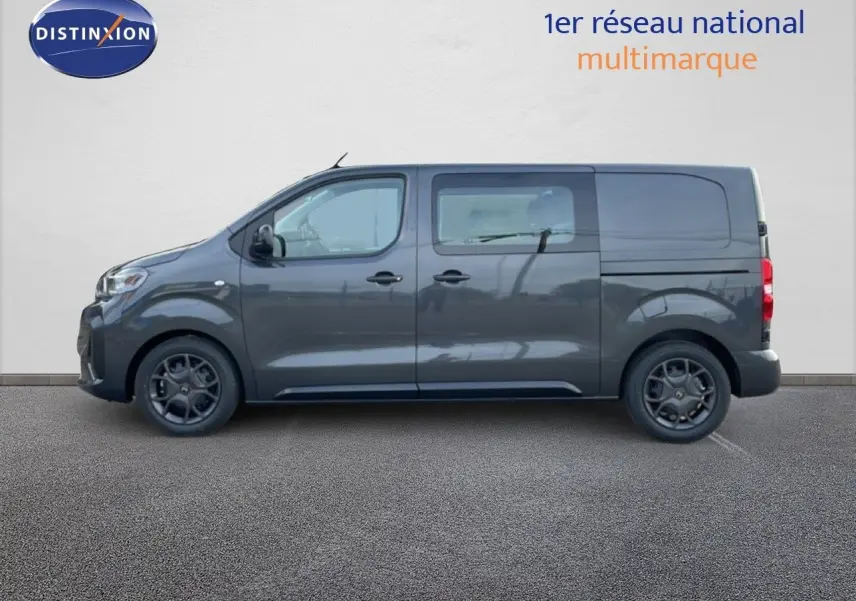 Vue de profil côté gauche du Citroën Jumpy cabine approfondie gris titane métal avec vitres teintées et jantes foncées.