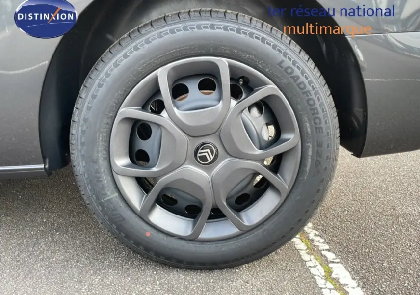 Gros plan sur la roue avant gauche gris titane métal du Citroën Jumpy Cabine Approfondie 2026 avec jante originale.