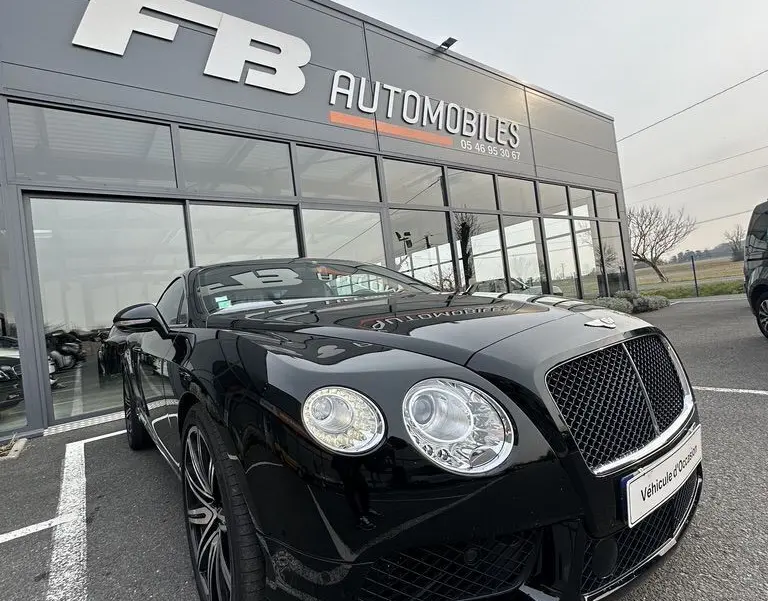 Bentley Continental GT 4.0 V8 Mulliner noire vue en 3/4 avant, avec calandre distinctive et phares ronds LED.
