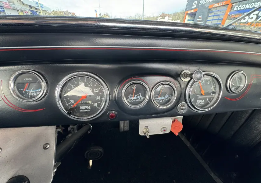 Tableau de bord noir du Ford T Hot Rod V8 1923 avec compte-tours, compteur de vitesse et indicateurs rouges faits main