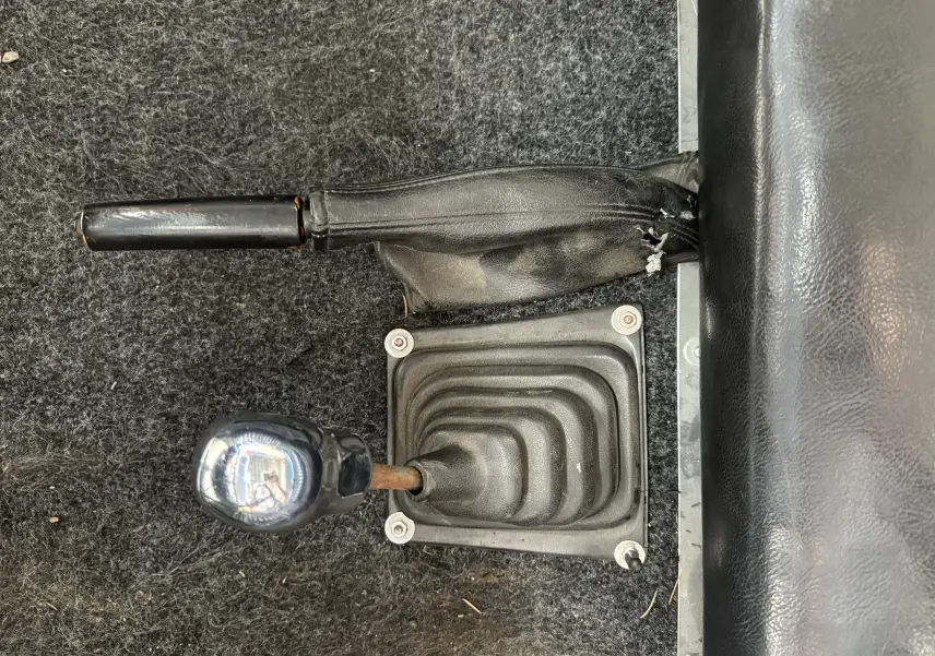 Vue rapprochée du levier de vitesse et frein à main en cuir noir dans le Ford T Hot Rod V8 de 1923.