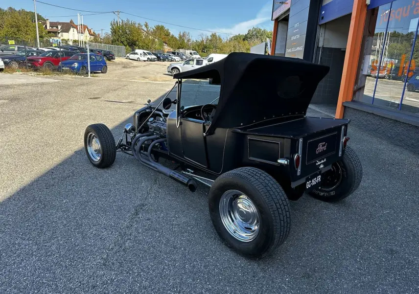 Ford T Hot Rod V8 noir vue 3/4 arrière droit avec capote relevée et jantes chromées brillantes
