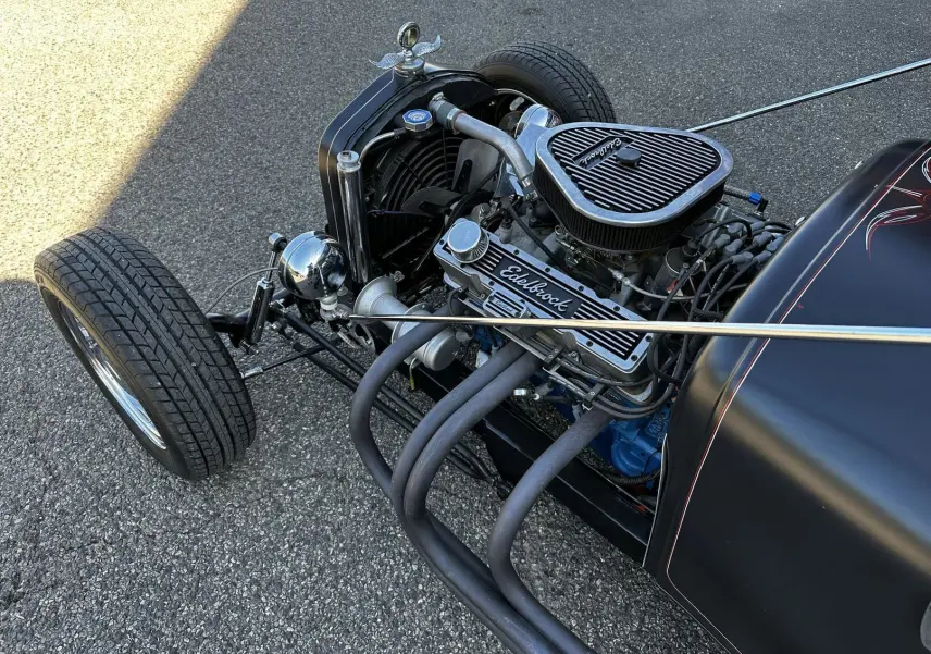 Gros plan sur le moteur V8 et l'avant droit noir mat du Ford T Hot Rod 1923 avec détails peints à la main.