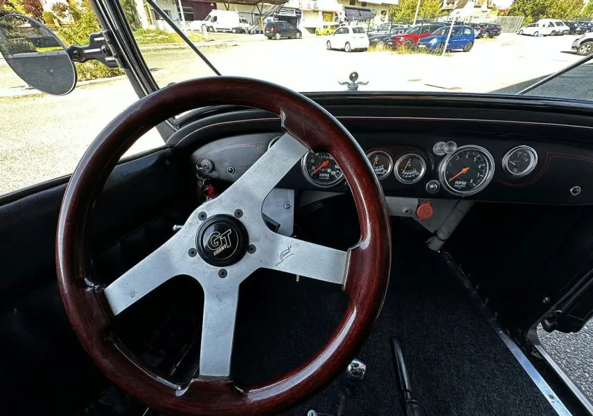 Volant Grant GT bois et tableau de bord noir avec compteurs ronds du Ford T Hot Rod V8 de 1923.