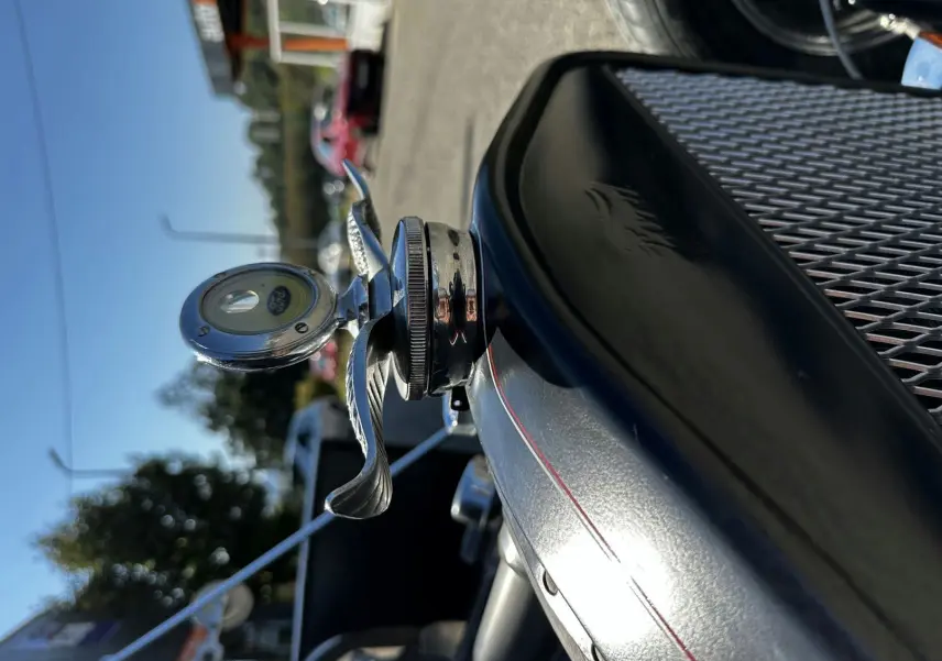 Gros plan sur le capot noir du Ford T Hot Rod 1923 avec liserés rouges et ornement chromé en forme d'hélice.