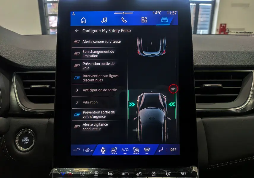 Écran tactile central du Renault Symbioz 2025 affichant les options de sécurité personnalisables dans un intérieur gris.
