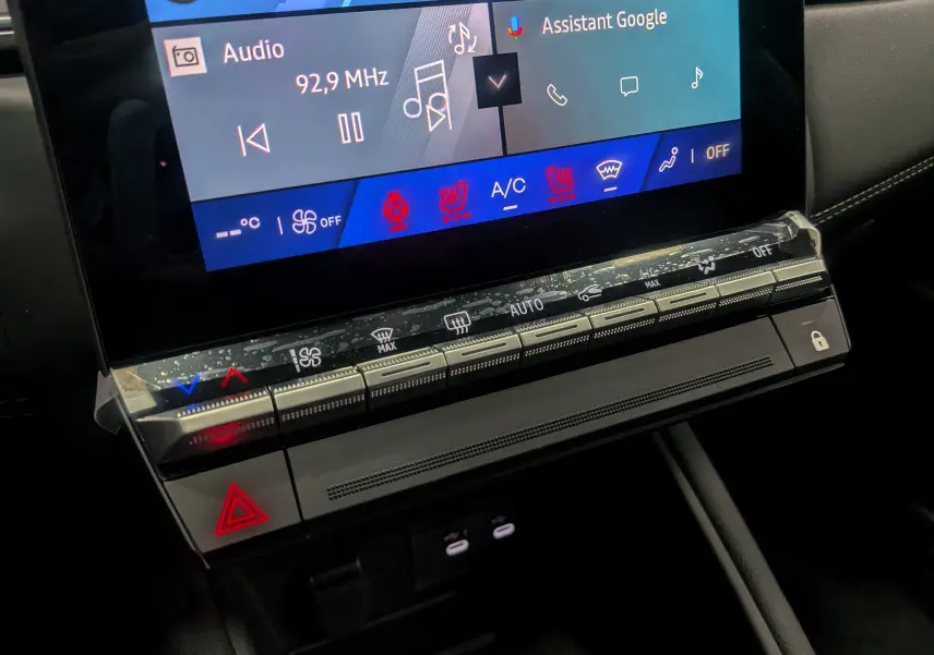 Gros plan sur la console centrale tactile du Renault Symbioz 2025, avec commandes climatisation et écran multimédia.