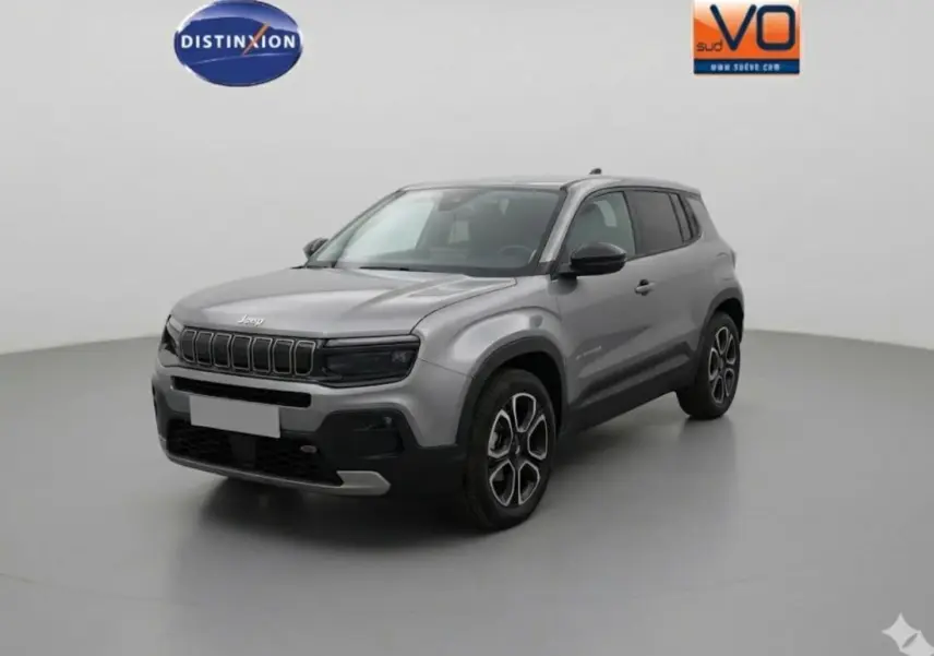 Jeep Avenger gris en 3/4 avant droit, avec jantes alliage 18 pouces et calandre noire distinctive.
