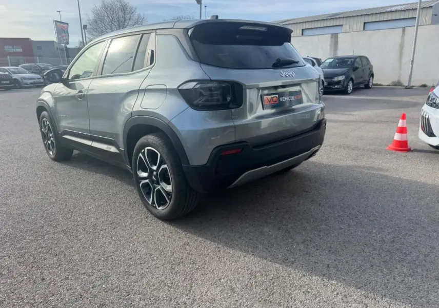 Jeep Avenger gris en vue 3/4 arrière droit, avec jantes alliage 18 pouces et vitres teintées.