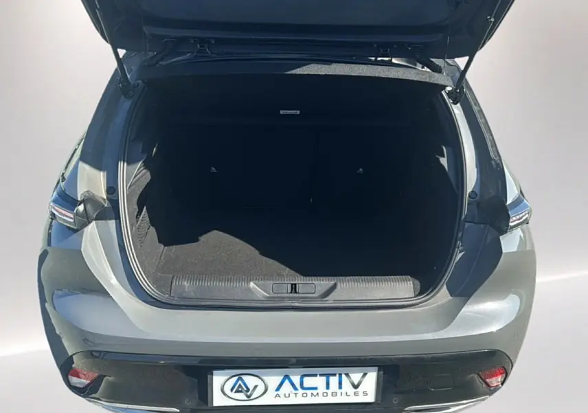 Vue arrière ouverte du coffre d'une Peugeot 308 gris selenium, avec feux arrière LED et plaque Activ Automobiles.