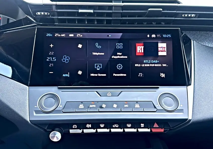 Vue rapprochée de la console centrale tactile noire du Peugeot 308 gris selenium, avec commandes climatisation et multimédia.