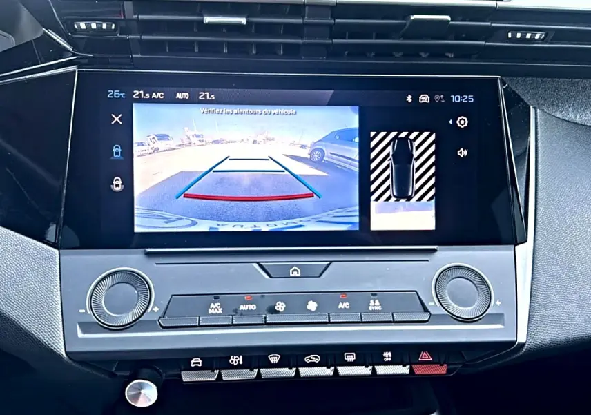 Écran tactile central de la Peugeot 308 2025 montrant la caméra de recul et les commandes climatisation.