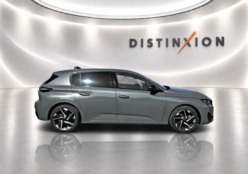 Peugeot 308 gris selenium vue de profil côté gauche, avec jantes alliage et vitres arrière surteintées.