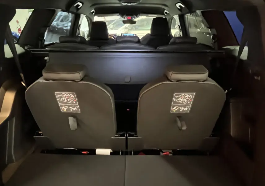 Vue arrière intérieure du Peugeot 5008 2024 gris platinium, montrant les sièges rabattables de la troisième rangée.