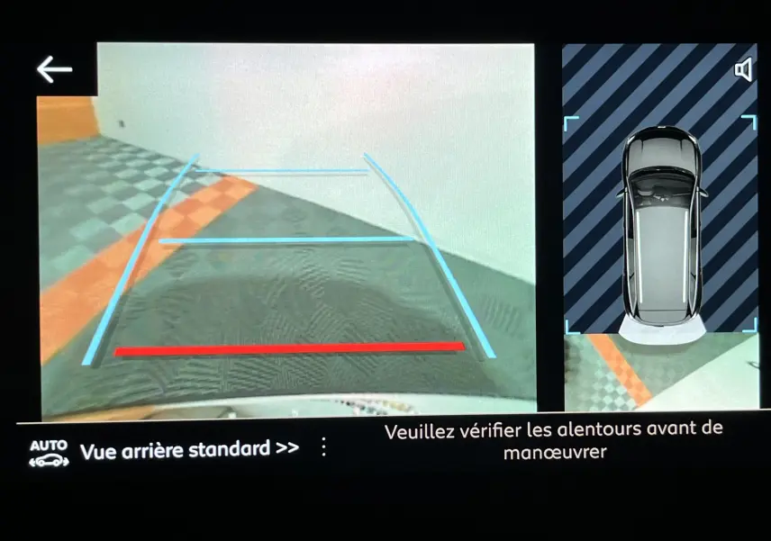 Affichage caméra de recul et vue aérienne du Peugeot 5008 gris platinium, aidant à la manœuvre arrière en intérieur.