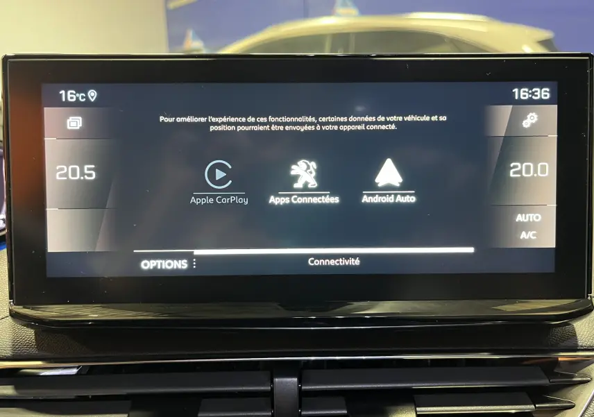 Gros plan sur la commande de régulateur de vitesse et limiteur du Peugeot 5008 gris platinium 2024 côté gauche du volant.