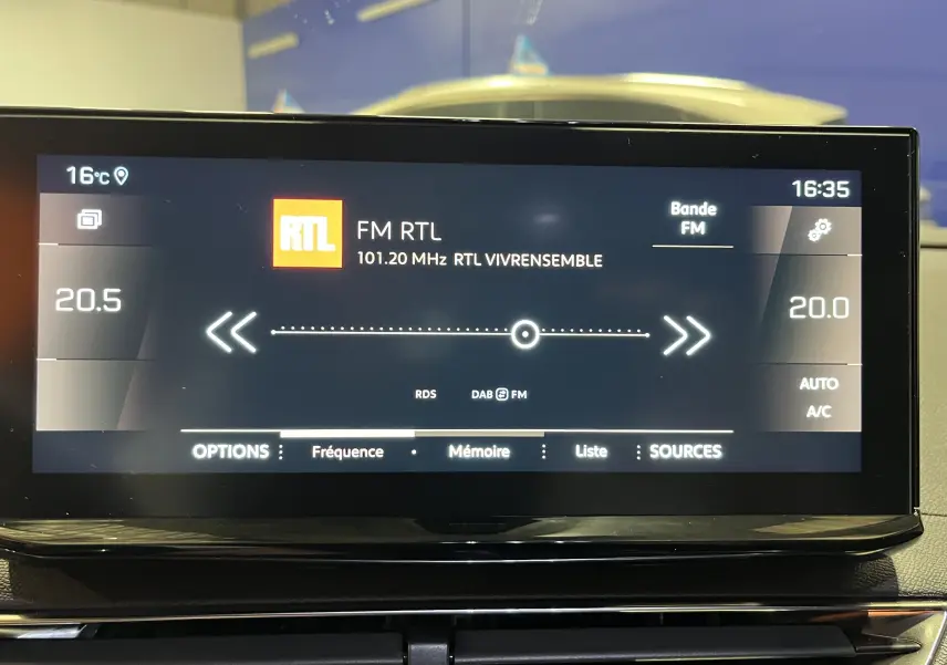 Écran tactile central du Peugeot 5008 GT 2024 montrant les options Apple CarPlay et Android Auto avec réglages climatisation.
