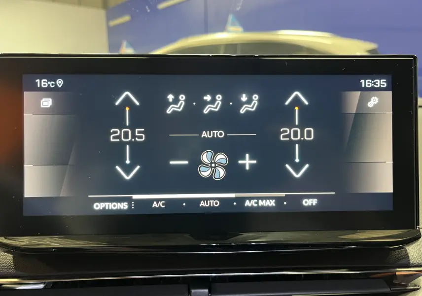 Écran central tactile du Peugeot 5008 gris platinium 2024 affichant la radio FM RTL à 16h35