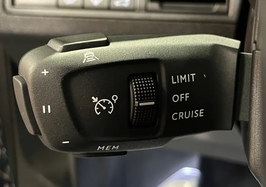 Écran central tactile du Peugeot 5008 2024 affichant les réglages d’aides à la conduite et climatisation.