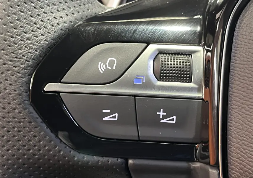 Coffre ouvert du Peugeot 5008 BlueHDi 130 gris platinium, vue arrière montrant l'espace de chargement vide et la banquette arrière.