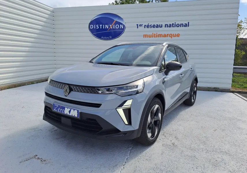 Renault Captur 2025 gris Rafale métal avec toit noir, vue 3/4 avant droit, calandre et phares LED distinctifs.