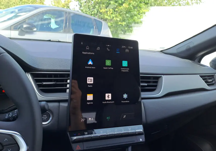 Tablette tactile centrale affichant les applications dans l'habitacle du Renault Captur gris Rafale métal 2025.