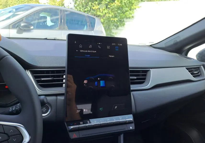 Intérieur du Renault Captur 2025, vue centrale du tableau de bord avec écran tactile vertical affichant les réglages du véhicule électrique.