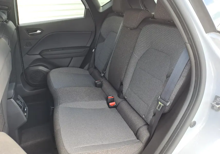 Vue intérieure côté droit des sièges arrière gris foncé du Renault Captur 1.6 E-TECH Full Hybrid 2025.