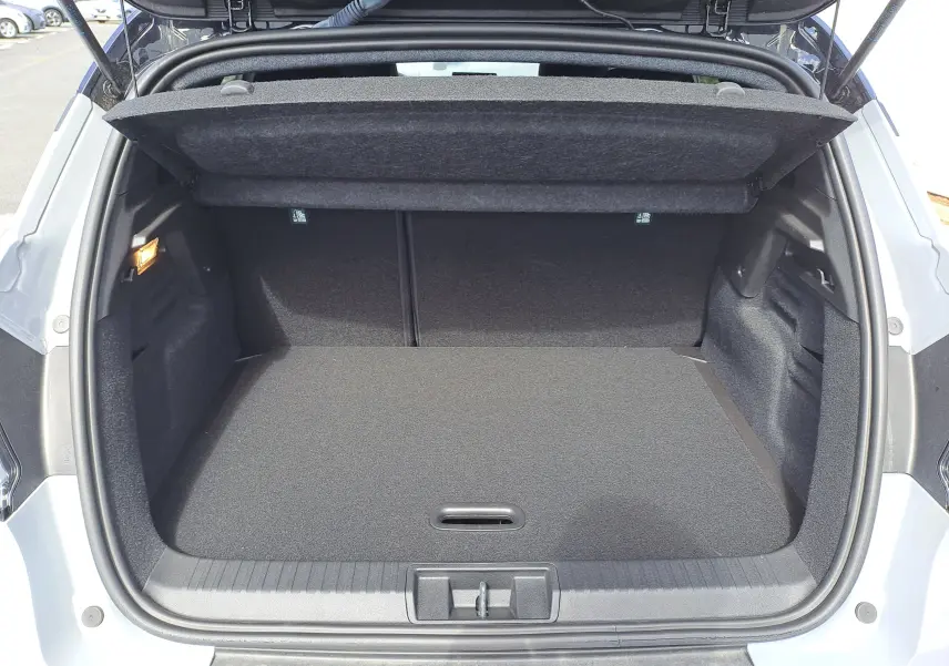 Coffre ouvert vu de l'arrière du Renault Captur gris Rafale métal avec toit noir, montrant l'espace de chargement vide.