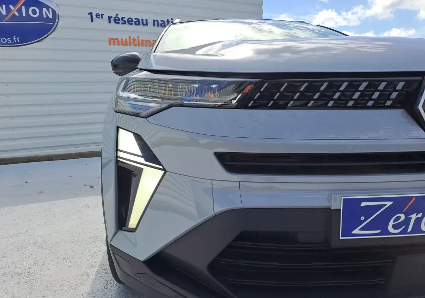 Gros plan sur l'avant gauche du Renault Captur 2025 gris rafale métal avec feux LED distinctifs et calandre noire.