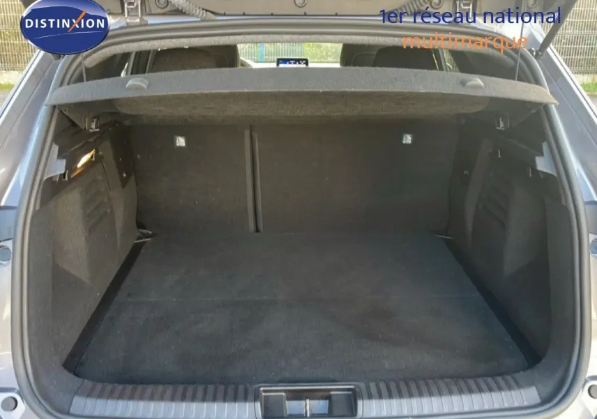 Coffre ouvert d'une Renault SYMBIOZ gris cassiopée métal, vue arrière montrant l'espace de chargement vide et la plage arrière.