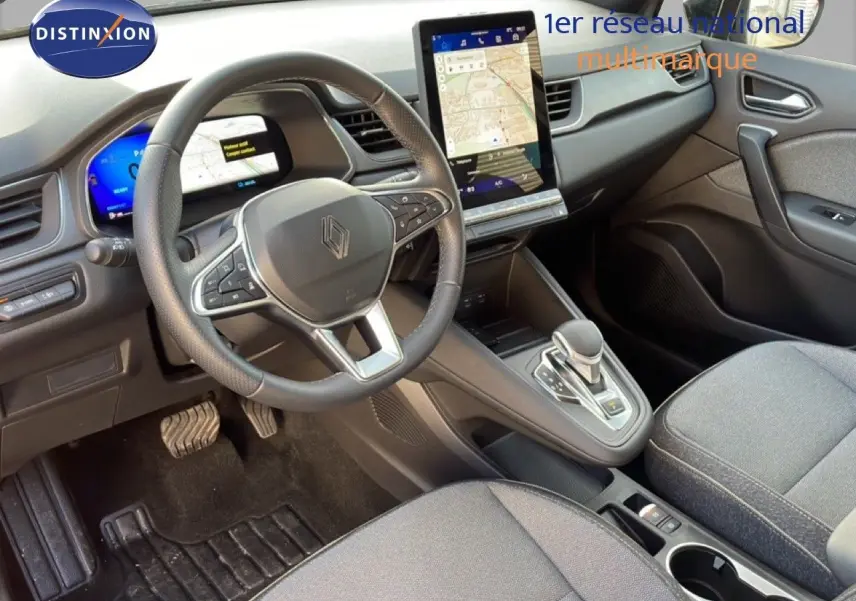 Intérieur de la Renault SYMBIOZ gris cassiopée, vue côté conducteur sur le tableau de bord et la console centrale avec écran tactile.