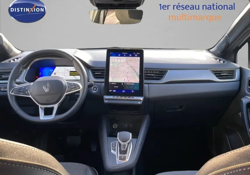 Intérieur de la Renault SYMBIOZ E-TECH hybride 2025, vue frontale du tableau de bord avec écran tactile central et volant multifonction.