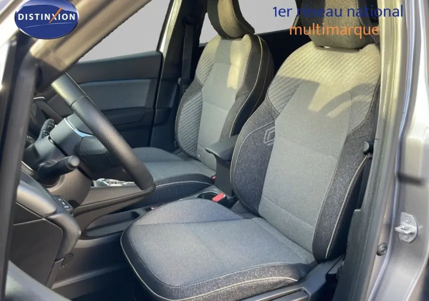 Intérieur de la Renault SYMBIOZ E-TECH gris cassiopée, vue côté gauche sur les sièges avant en tissu gris noir.