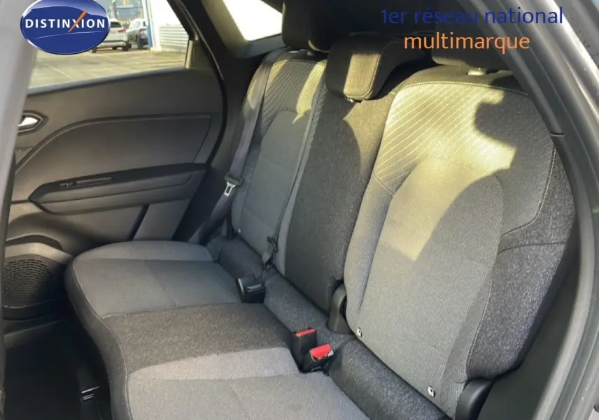 Vue intérieure sur les sièges arrière gris clair et foncé du Renault Symbioz E-Tech Hybrid 2025, côté gauche ouvert.