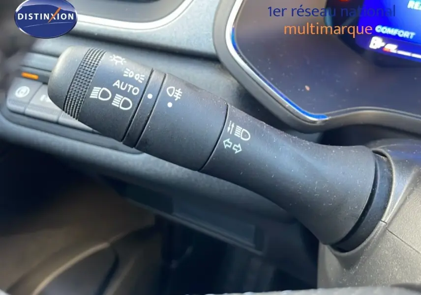 Gros plan sur la commande des phares et clignotants dans l'habitacle du Renault Symbioz gris cassiopée métal.