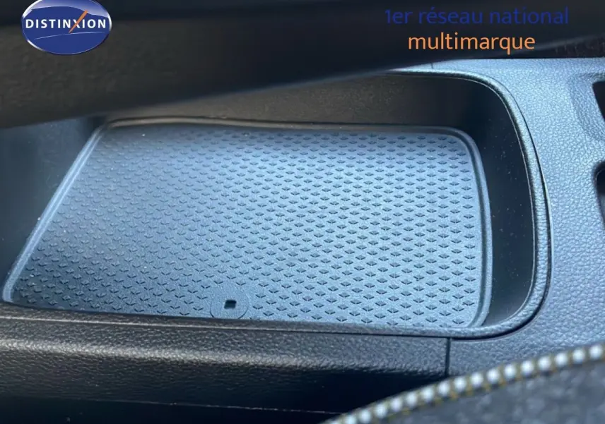 Détail du compartiment de rangement intérieur avec surface texturée dans la Renault Symbioz gris cassiopée métal.