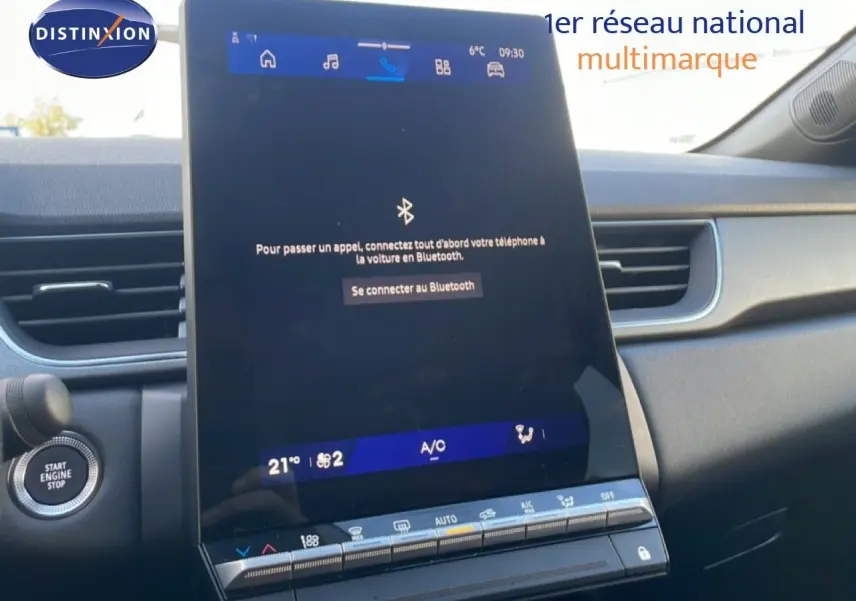 Écran tactile central affichant la connexion Bluetooth dans l'habitacle gris du Renault Symbioz E-Tech Hybrid 2025.