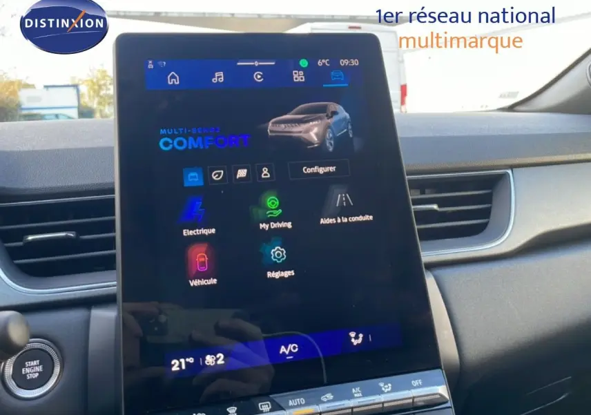 Écran tactile central du tableau de bord du Renault Symbioz gris cassiopée, affichant les réglages de conduite en mode confort.