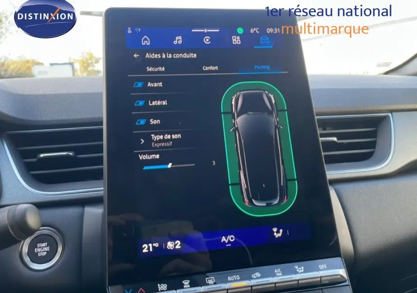 Écran tactile central affichant les aides à la conduite dans l'habitacle d'une Renault Symbioz gris cassiopée métal.