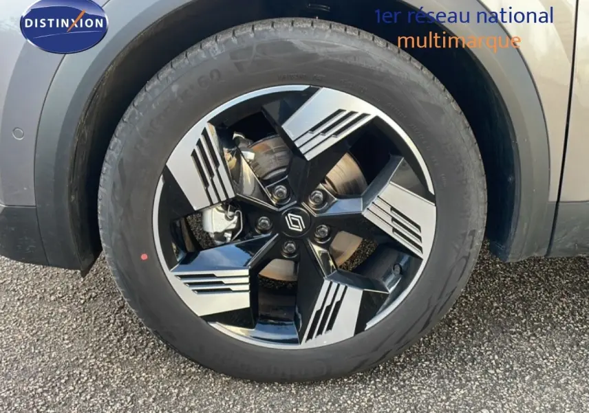 Gros plan sur la jante avant droite du Renault Symbioz gris Cassiopée Métal avec design moderne et logo central Renault.